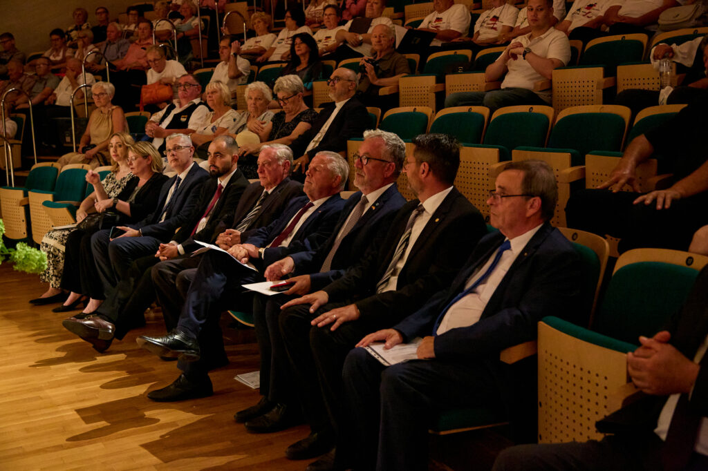 Teilnehmende der Gedenkveranstaltung zum 80. Jahrestag der Vertreibung in Valpovo