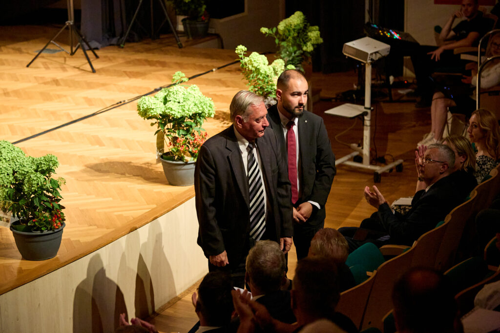 Teilnehmende der Gedenkveranstaltung zum 80. Jahrestag der Vertreibung in Valpovo