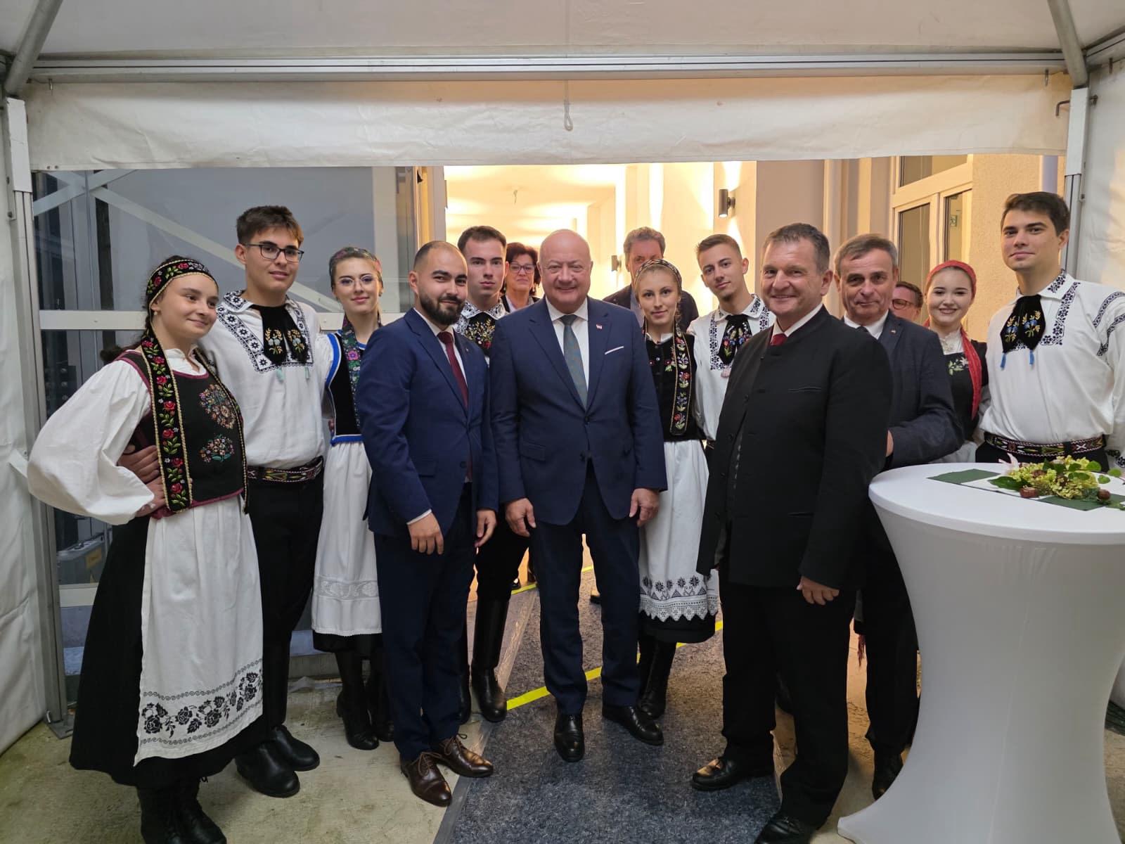Volkstanzgruppe des Jugendforums Hermannstadt zusammen mit Sebastian Arion, Dr. Christian Stocker, Norbert Kapeller und Bernard Gaida