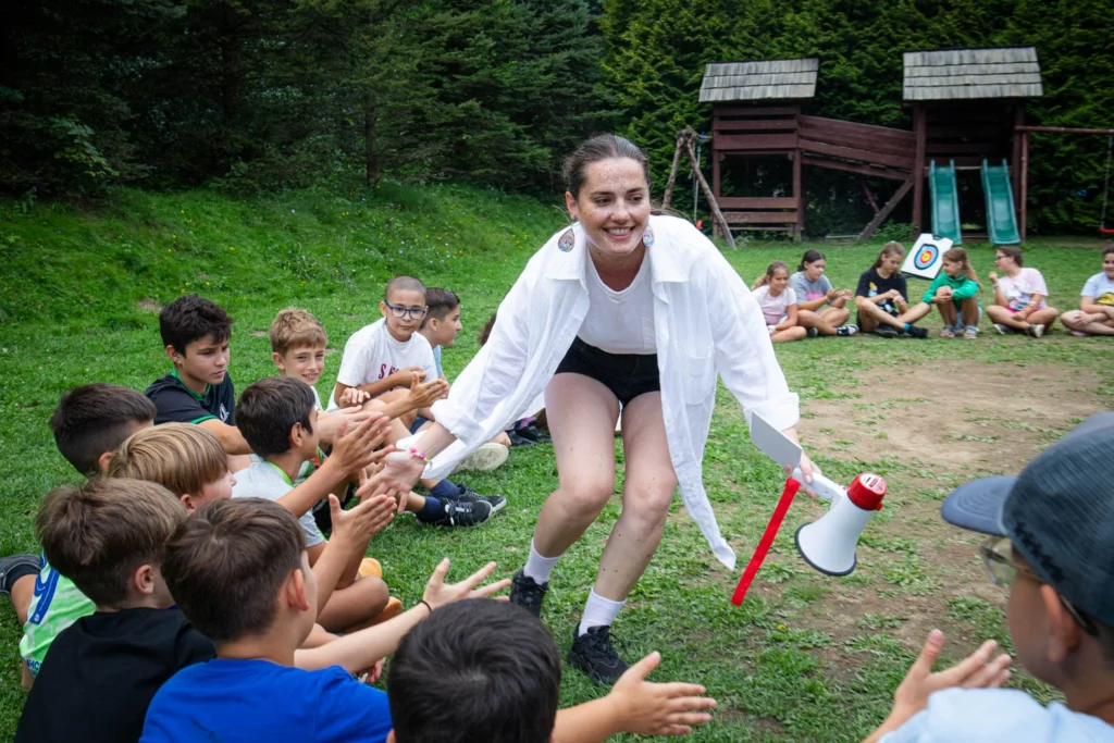 Kinder beim Workshop im Kindersprachferienlager 2025 der ADJ