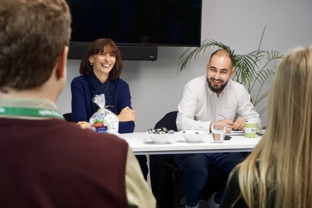 FUEN Vorsitzende Olivia Schubert und AGDM Jugendkoordinator Sebastian Arion